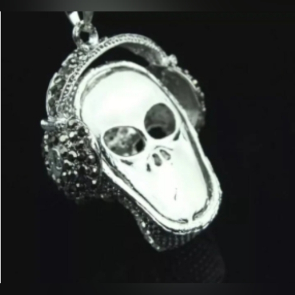 Silver plated crystal skull wearing headphones necklace with adjustable chain - Picture 2 of 15